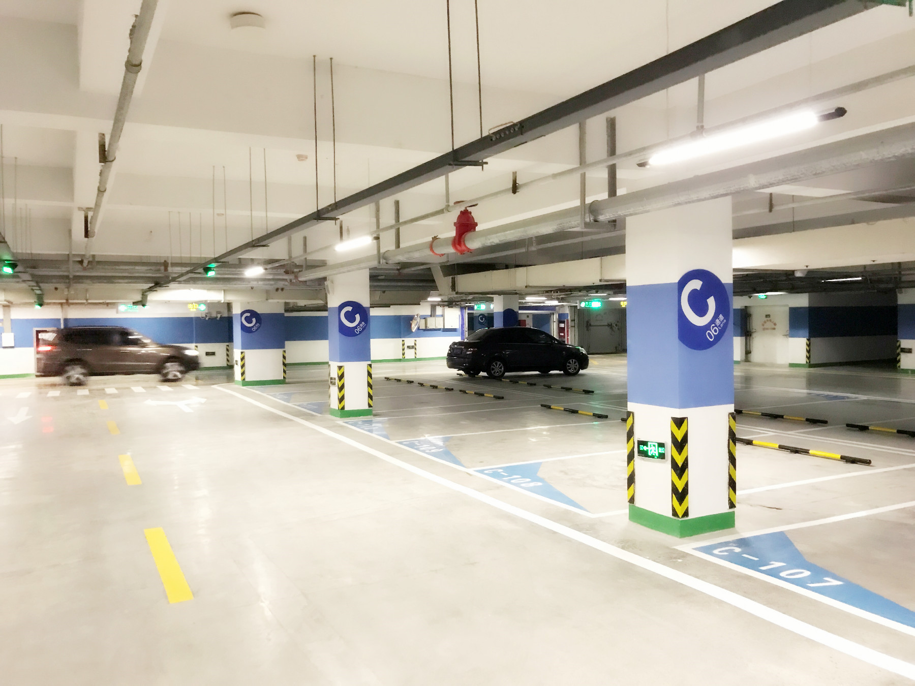 智能停車場(chǎng) 城市出行的效率革新與生活便利